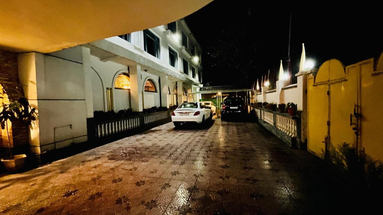 Hotel International Srinagar Buitenkant foto