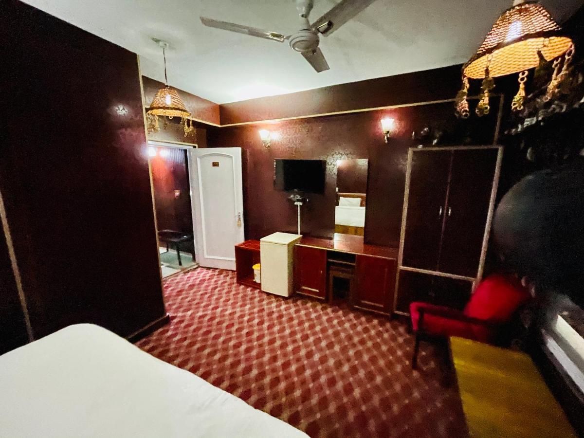 Hotel International Srinagar Buitenkant foto