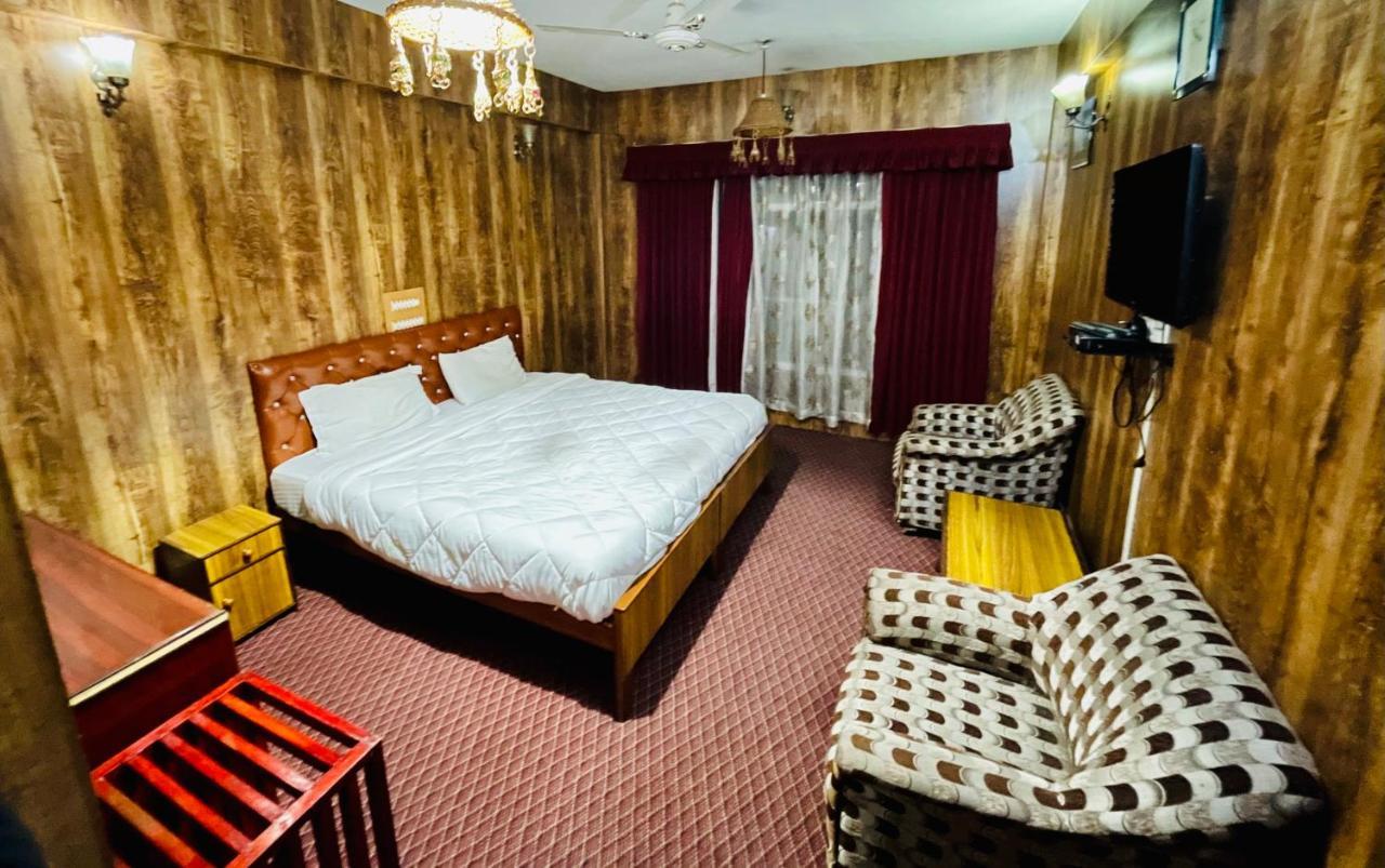Hotel International Srinagar Buitenkant foto