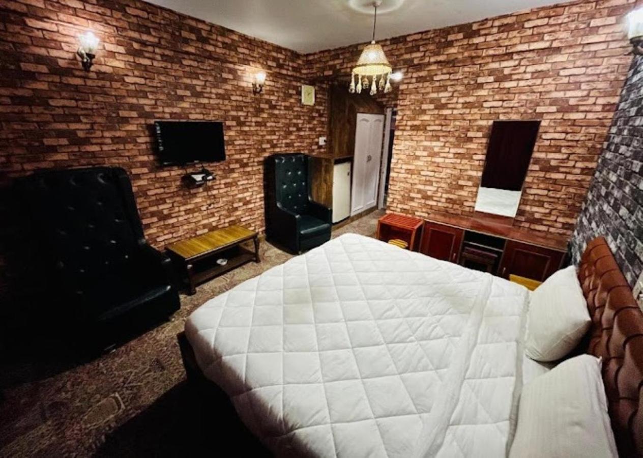 Hotel International Srinagar Buitenkant foto