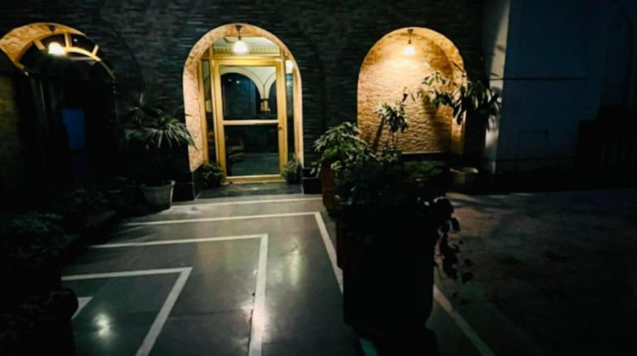 Hotel International Srinagar Buitenkant foto