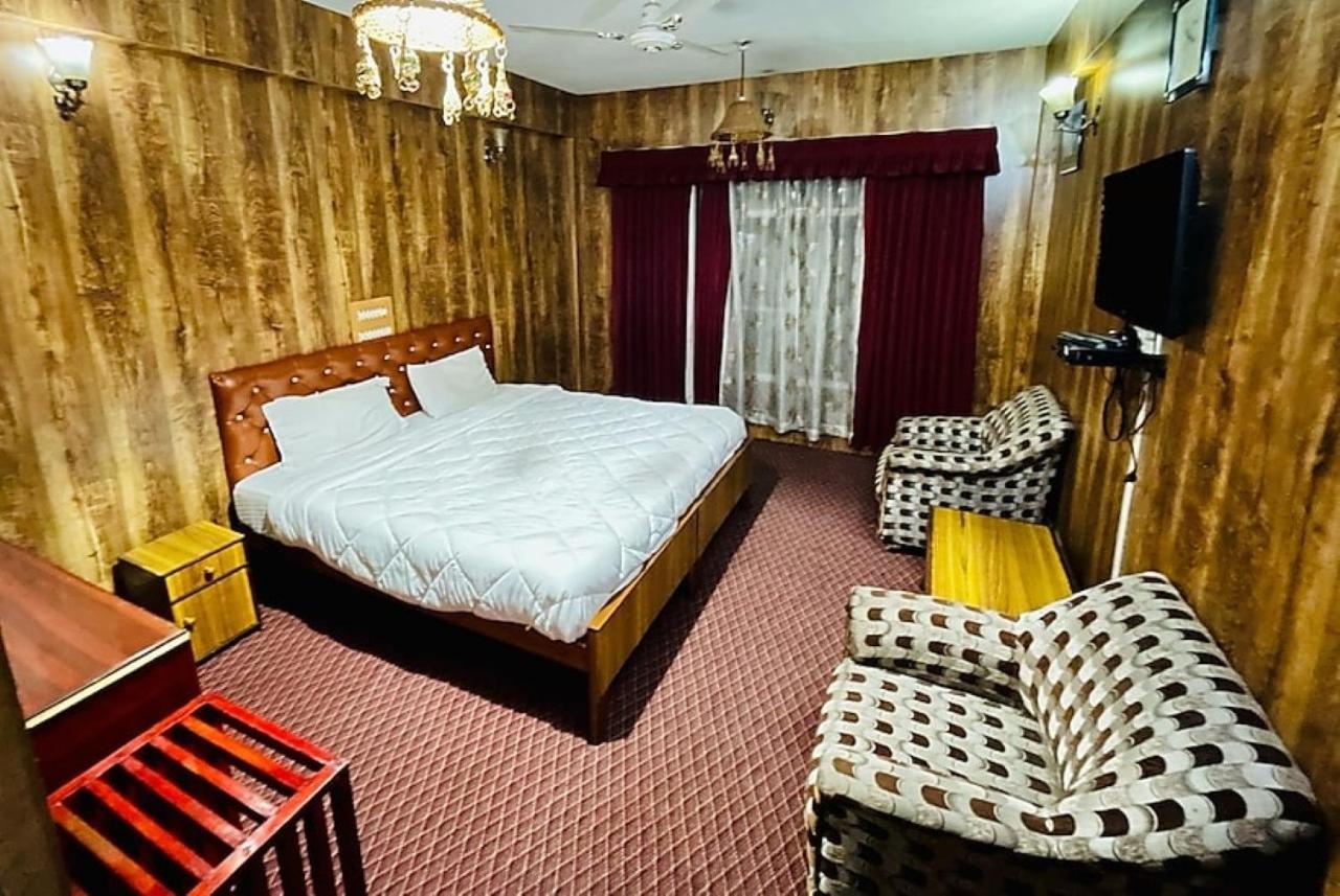 Hotel International Srinagar Buitenkant foto