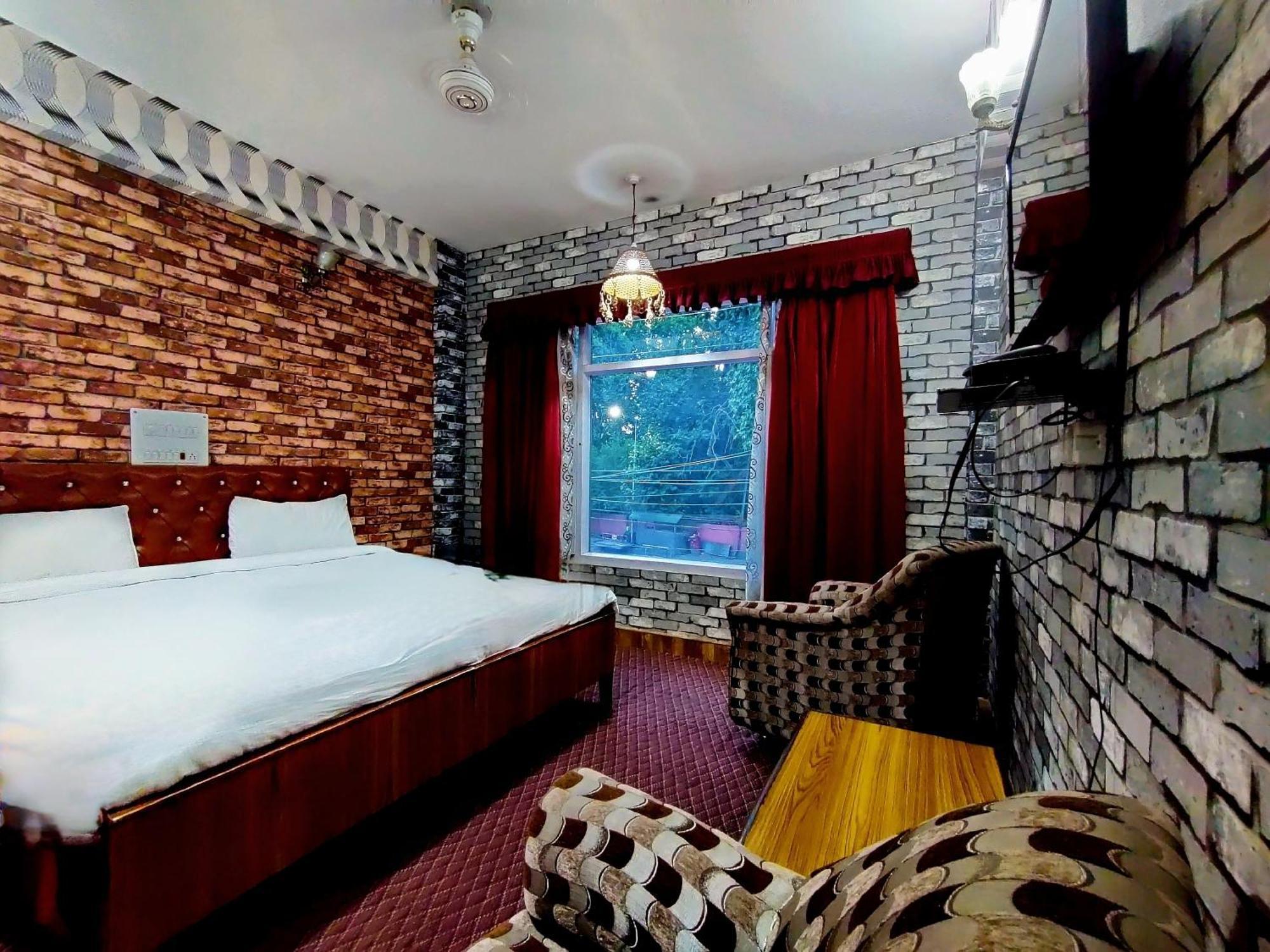 Hotel International Srinagar Buitenkant foto