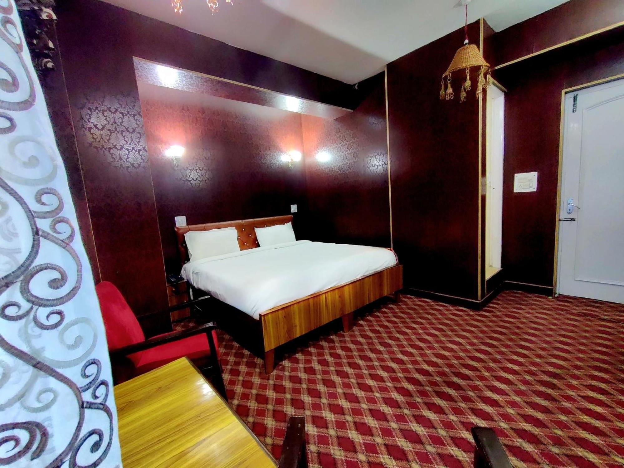 Hotel International Srinagar Buitenkant foto